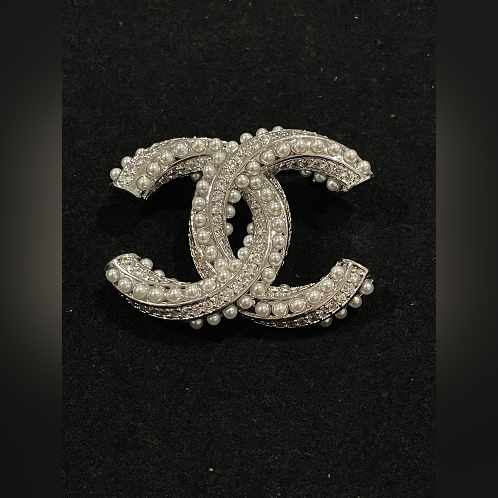 Fashion Jewelry Stamped Pearl and Silver Interlocking Brooch